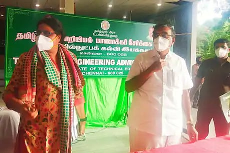 ''டிஸ்சார்ஜ் ஆன முதல் நாளே பொதுவெளிக்கு வந்த கொரோனா பாதித்த அமைச்சர்'' : அதிகாரிகள்;  நிருபர்கள் பீதி!