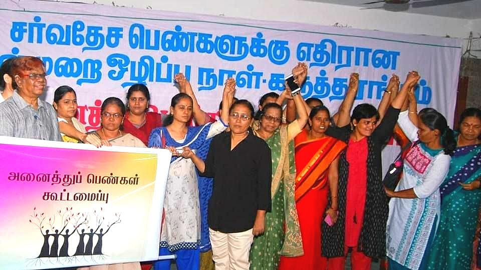 “நிலைகுலைந்த வாழ்வாதாரம்; கேள்விக்குறியான பெண் பாதுகாப்பு” : புதிய களத்தில் போராடும் பெண்கள்!