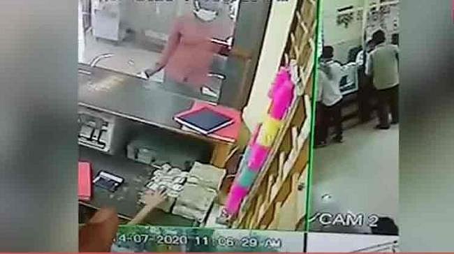 “30 விநாடிகளில் 10 லட்சத்தை கொள்ளையடித்த 10 வயது சிறுவன்” : ம.பி-யில் அதிர்ச்சிகர கொள்ளைச் சம்பவம்!