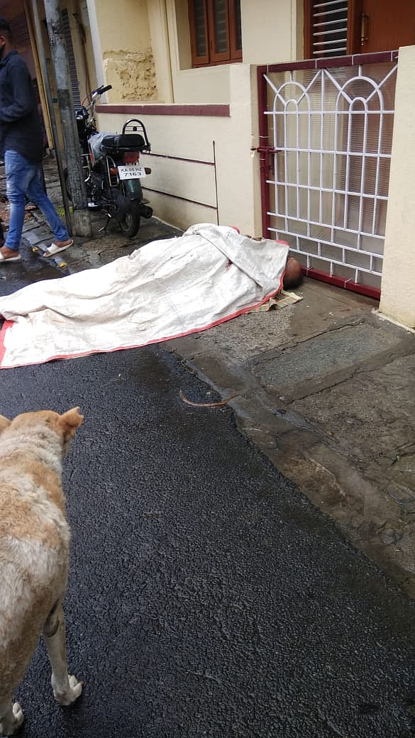 ஆம்புலன்ஸின் அலட்சியத்தால் 3 மணி நேரமாக சாலையில் மழையில் கிடந்த முதியவர் உடல்.. பெங்களூருவில் அதிர்ச்சி!