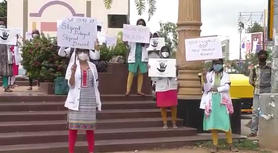 “பேரிடரில் கூட சம்பளம் வழங்க மறுப்பதா?” : பா.ஜ.க அரசுக்கு எதிராக பயிற்சி மருத்துவர்கள் போராட்டம்!