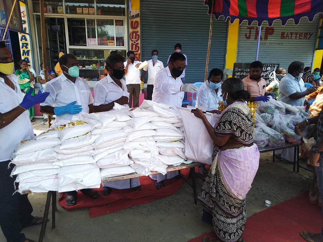 “சொந்த தொகுதி மக்களையே காப்பாற்ற தவறிய ஜெயகுமாரின் போலிச் சிரிப்பை மக்கள் அறிவார்கள்”- தி.மு.க MLA சாடல்!