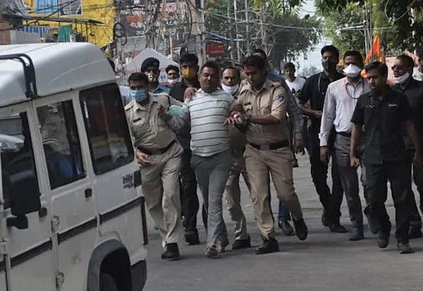 “வந்தது ஒரு கார்; விபத்துக்குள்ளானது வேறொரு கார்” - விகாஸ் துபே என்கவுன்டரை திட்டமிட்டு நடத்தியதா போலிஸ்?