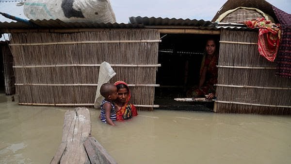 கொரோனா பெரும் துயரில் கன மழையால் மூழ்கிய அசாம் - வெள்ளப்பெருக்கு, மண் சரிவில் சிக்கி 105 பேர் பலி!