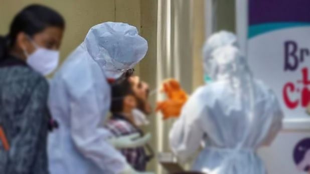 ஆம்புலன்ஸ் வராததால் வீதியில் காத்திருந்த கொரோனாவால் பாதிக்கப்பட்டவர் - அரசு நிர்வாகத்தின் அலட்சியம்!