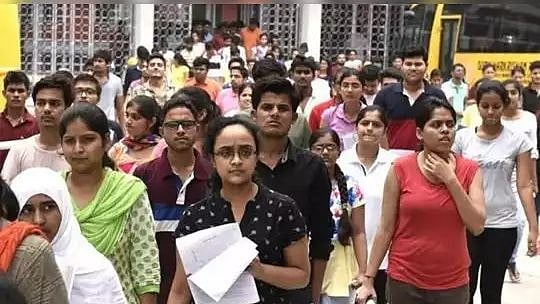 இறுதியாண்டு மாணவர்களுக்கு செமஸ்டரை நடத்தியே தீருவேன் என UGC பிடிவாதமாக இருப்பது ஏன்? - மாணவர்கள் கேள்வி!