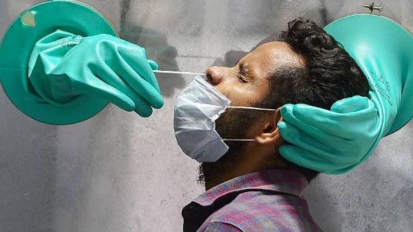 உச்சகட்டத்தில் கொரோனா: இன்னும் PCR டெஸ்ட்டையே நம்பியிருப்பதா? எப்போது டெல்லியிடம் தமிழகம் பாடம் கற்கும்?