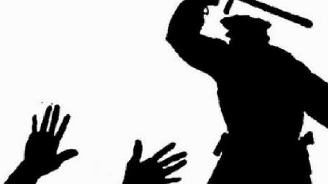 “போலிஸ் அராஜகத்தால் மயங்கி விழுந்த பெண்” - மனிதாபிமானமற்ற வகையில் செயல்படுவதாக மக்கள் குற்றச்சாட்டு!