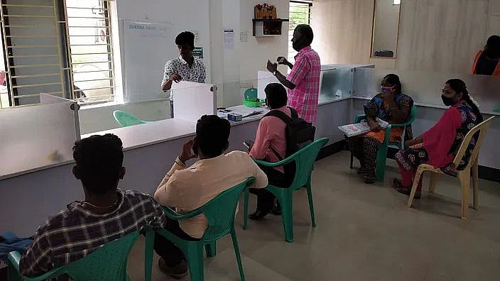 “மோடி, எடப்பாடி படத்தை பயன்படுத்தி போலி கூட்டுறவு சங்கம்” : நூதன முறையில் மோசடியில் ஈடுபட்ட கும்பல் கைது!