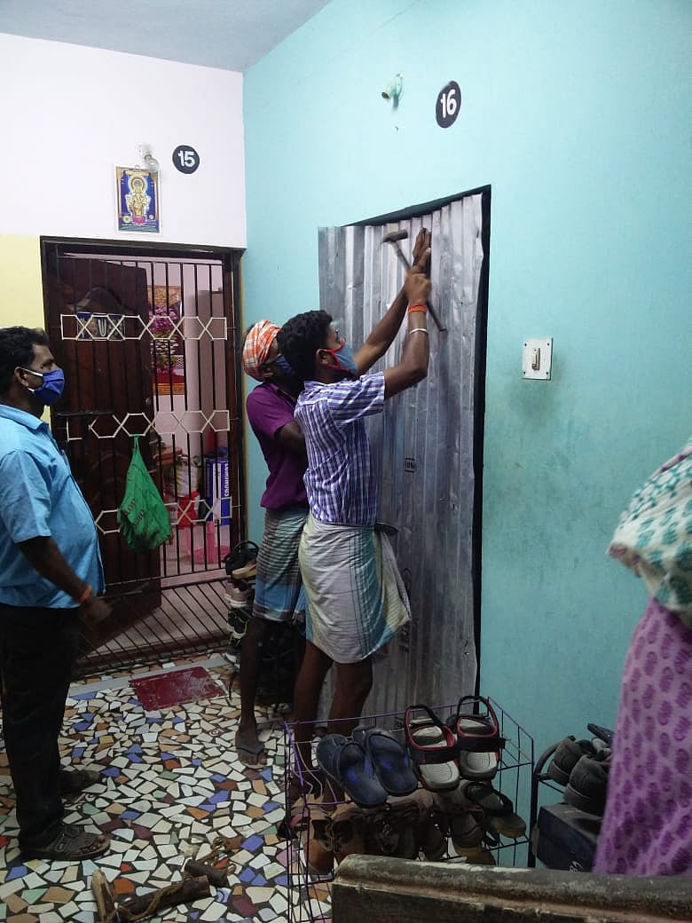 “இதுதான் மக்களைக் காப்பதா?” - இதயநோயாளி வசிக்கும் வீட்டை பலவந்தமாக தகரம் வைத்து அடைத்த ஊழியர்கள்!