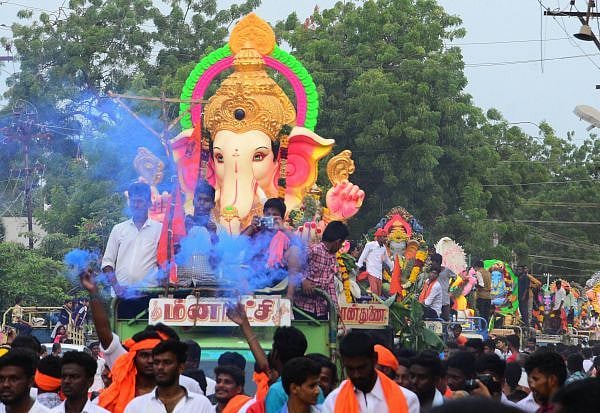 தடையை மீறி விநாயகர் ஊர்வலம் நடத்த இந்து முன்னணி முயற்சி : நடவடிக்கை எடுக்கக் கோரி ஐகோர்ட்டில் வழக்கு!