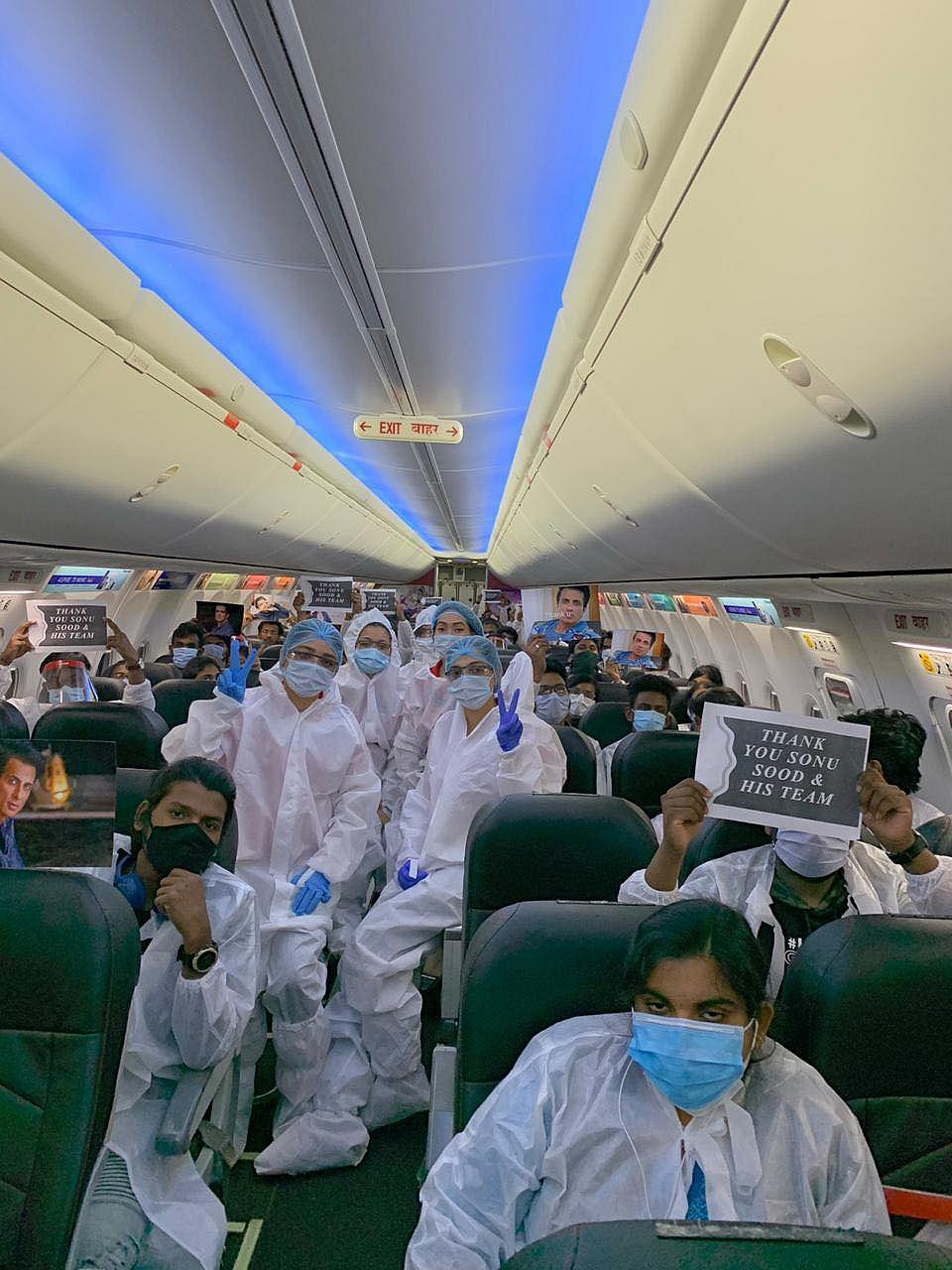 கைவிரித்த அரசுகள்: கண்டுகொள்ளாத ‘ரீல்’ ஹீரோக்கள்: ரஷ்யாவில் தவித்த தமிழக மாணவர்களை மீட்டு வந்த சோனு சூட்!