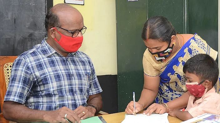 “அரசுப் பள்ளியில் சேரும் மாணவர்களுக்கு ஸ்மார்ட் போன் பரிசு” : விருதுநகர் தலைமை ஆசிரியரின் புதிய முயற்சி!