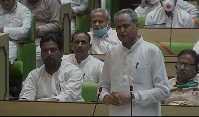 “நீங்கள் எத்தனை முயற்சிகள் செய்தாலும் ஆட்சி கவிழ அனுமதிக்கமாட்டேன்” - சட்டமன்றத்தில் அசோக் கெலாட் பேச்சு!