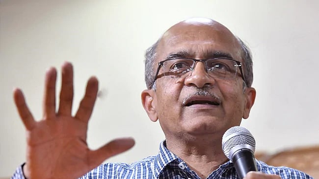 “மன்னிப்பு எனும் பேச்சுக்கே இடமில்லை; வழக்கை வாபஸ் பெறுங்கள்” - பிரசாந்த் பூஷன் தரப்பு வாதம்!