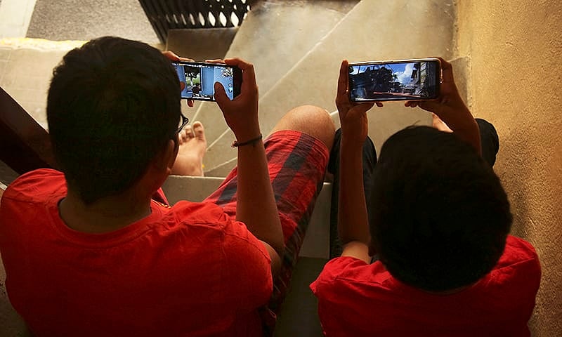 பப்ஜி கேம் விளையாட செல்போன் வாங்கித் தராததால் 10ம் வகுப்பு மாணவன் தற்கொலை : ‘கேம்’ மோகத்தால் நடந்த சோகம்!