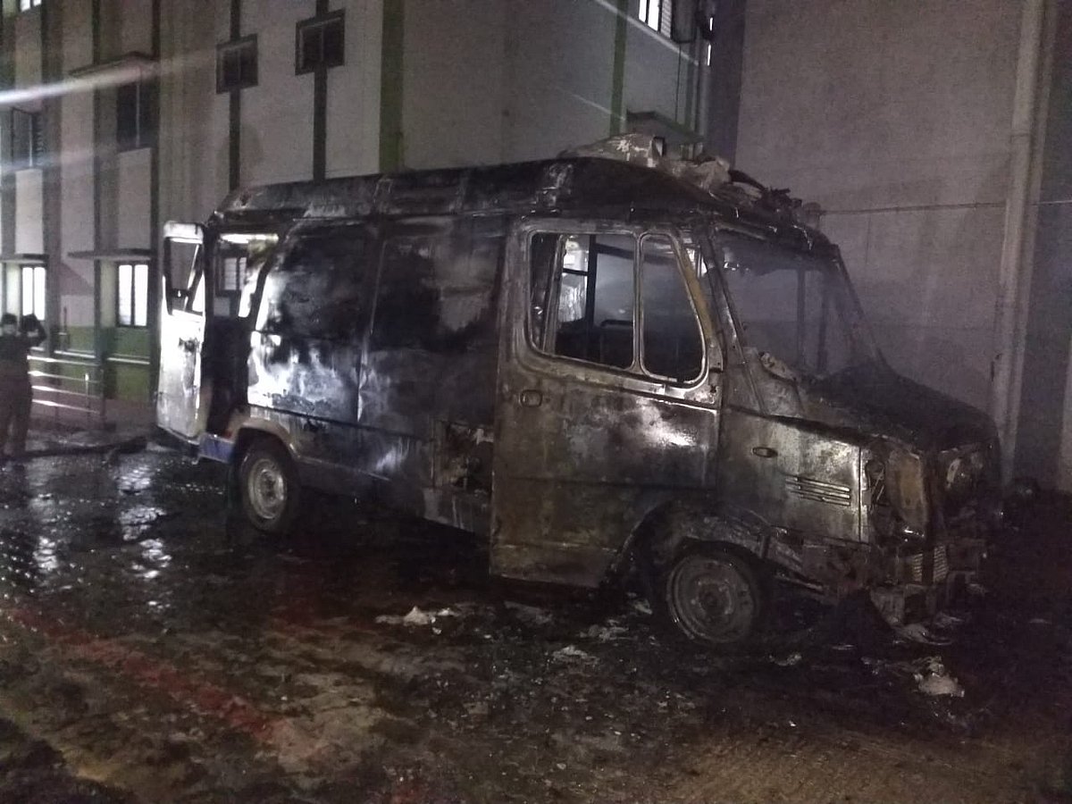 கொரோனா நோயாளி சென்ற 108 ஆம்புலன்ஸில் சிலிண்டர் வெடித்து தீ விபத்து: தென்காசியில் நடந்த அதிர்ச்சி சம்பவம்!