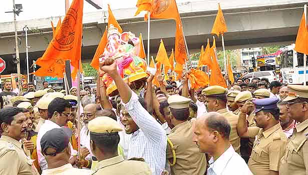 தடையை மீறி விநாயகர் சிலை வைக்கும் இந்து முன்னணி: தமிழகத்தில் வடமாநில அரசியலை முன்னெடுக்கிறதா ஆர்.எஸ்.எஸ்?