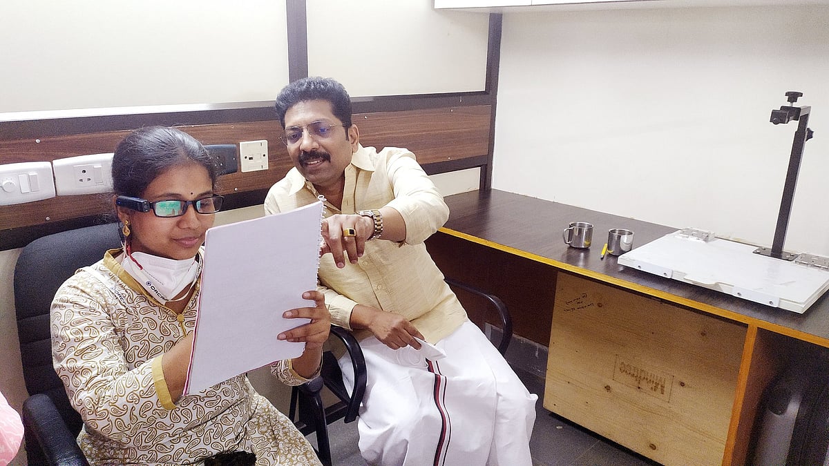 IAS தேர்ச்சி பெற்ற மாற்றுத் திறனாளி பெண்ணின் கண் பார்வைக்கு உதவும் தி.மு.க MLA சரவணன் !