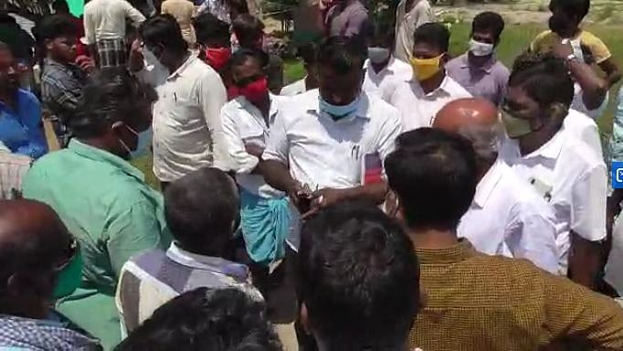 கொரோனாவால் இறந்த பாதிரியாரின் சடலத்தை அடக்கம் செய்ய பொதுமக்கள் எதிர்ப்பு - ஆரணி அருகே பரபரப்பு!