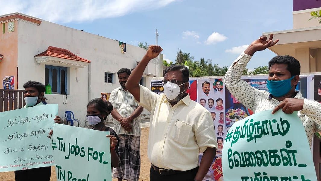 ‘தமிழக அரசு வேலை தமிழர்களுக்கே’ என சட்டம் இயற்றவேண்டும் :  தமிழகம் முழுவதும் வி.சி.க போராட்டம்!