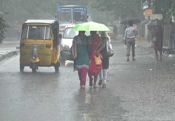 தமிழகத்தில் தீவிரமடையும் பருவமழை? அடுத்த 2 நாட்களுக்கு 16 மாவட்டங்களில் கனமழைக்கு வாய்ப்பு!