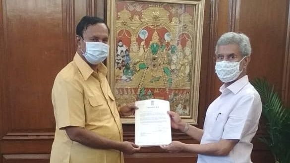 “தமிழக மாணவர்களின் உடல் தனி விமானம் மூலம் கொண்டுவரப்படும்” : டி.ஆர்.பாலுவிடம் அமைச்சர் ஜெய்சங்கர் உறுதி!