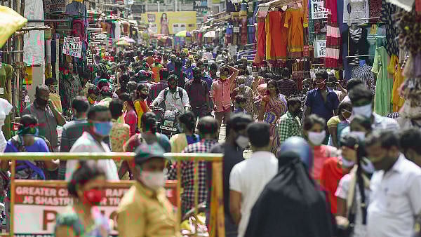 6,000-ஐ கடந்த கொரோனா: மீண்டும் சென்னைக்கு திரும்பும் பிற மாவட்ட மக்கள்.. டோல்கேட்டில் அலைமோதும் கூட்டம்!