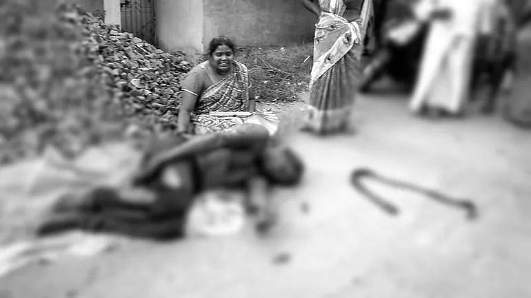 அரசு உத்தரவை மீறி கடன் வசூலில் ஈடுபட்ட வங்கி : மனமுடைந்த வாடிக்கையாளர் வங்கியின் வாசலில் தீக்குளிப்பு!