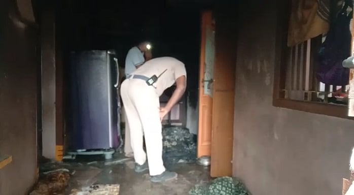 “செல்போன் சார்ஜரில் மின்கசிவு - தாய், 2 குழந்தைகள் தீப்பிடித்து பரிதாபமாக பலி” : கரூரில் நடந்த சோகம்!