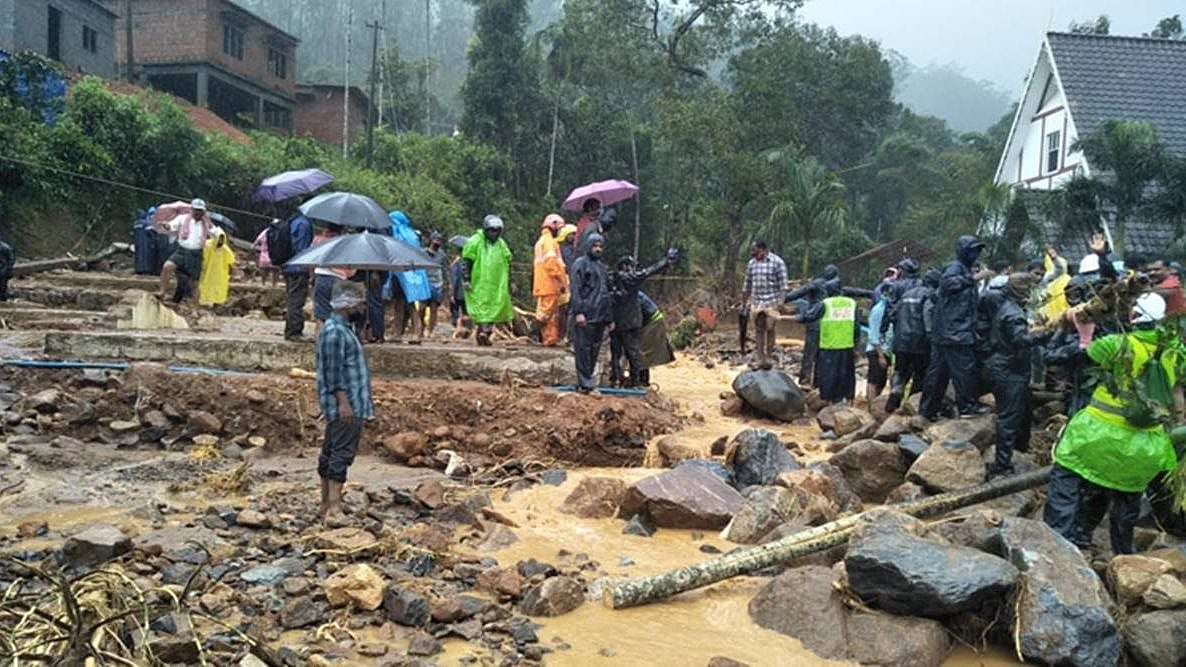 கேரளாவை புரட்டிப் போடும் கனமழை : இடுக்கியில் நிலச்சரிவில் 5 பேர் பலி - 80 பேர் மண்ணில் புதைந்ததாக தகவல்! 