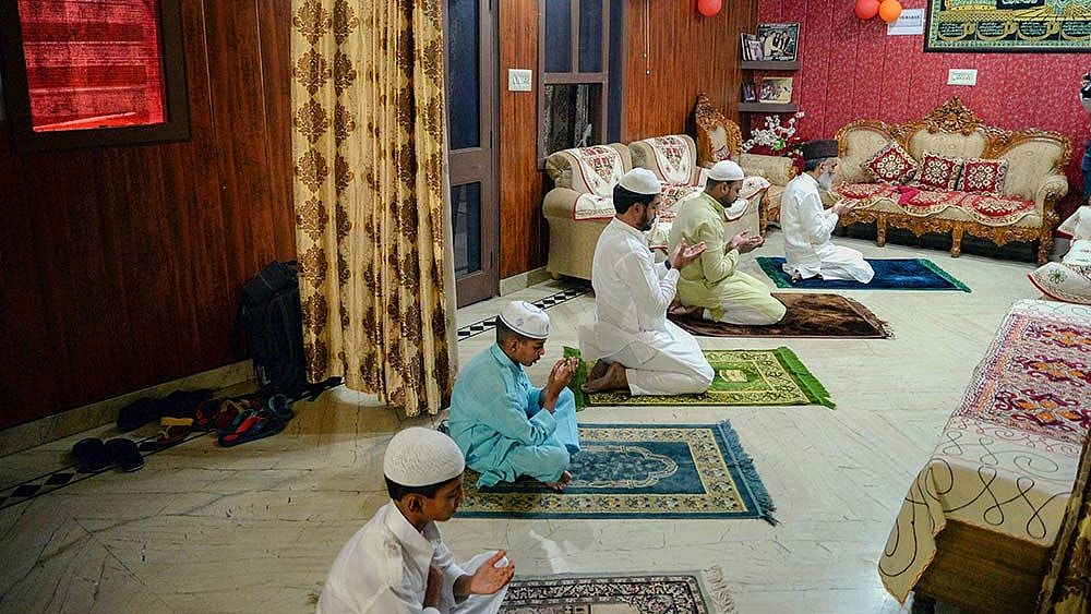 ஊரடங்கால் வீடுகளில் எளிய முறையில் தொழுகை: சமூக இடைவெளியுடன் நாடு முழுவதும் பக்ரீத் பண்டிகை கொண்டாட்டம்!