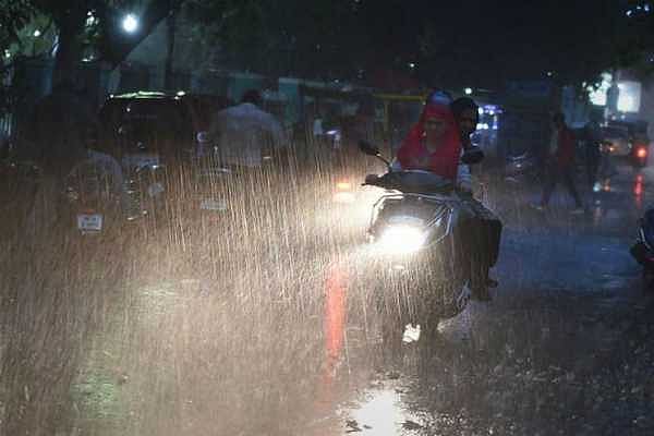 நீலகிரிக்கு ரெட் அலெர்ட்.. தேனி, கோவைக்கு ஆரஞ்சு அலெர்ட்.. 9 மாவட்டங்களில் மிதமான மழைக்கு வாய்ப்பு!