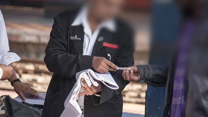 பரிசோதகராக வேடமிட்டு பயணிகளிடம் அபராதம்: ரயில்வேயில் வேலை வாங்கி தருவதாக ஏமாற்றிய போலி டி.டி.ஆர் கைது!