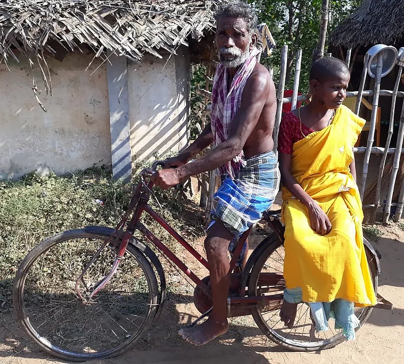 மனைவி சிகிச்சைக்காக சைக்கிளில் 120கி.மீ பயணம் செய்த கணவர் - 5 மாதத்திற்கு பிறகு மனைவியை பறிகொடுத்த சோகம்!