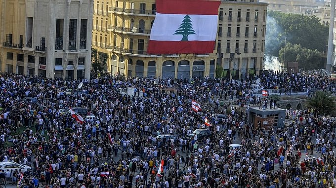 லெபனான் விபத்தால் அரசுக்கு எதிராக கிளர்ந்த மக்கள் - தவறுக்கு பொறுப்பேற்று ராஜினாமா செய்தது லெபனான் அரசு!