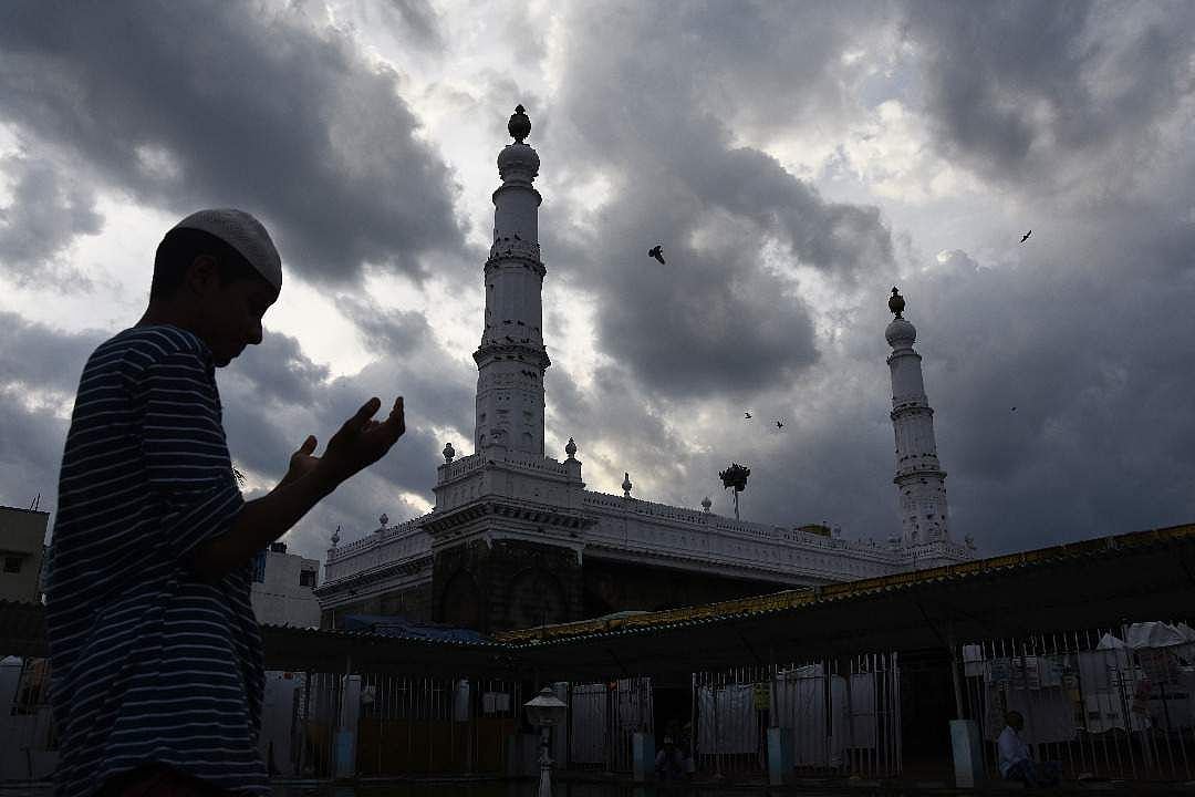 ஊரடங்கால் வீடுகளில் எளிய முறையில் தொழுகை: சமூக இடைவெளியுடன் நாடு முழுவதும் பக்ரீத் பண்டிகை கொண்டாட்டம்!