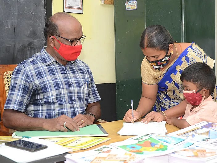 “அரசுப் பள்ளியில் சேரும் மாணவர்களுக்கு ஸ்மார்ட் போன் பரிசு” : விருதுநகர் தலைமை ஆசிரியரின் புதிய முயற்சி!