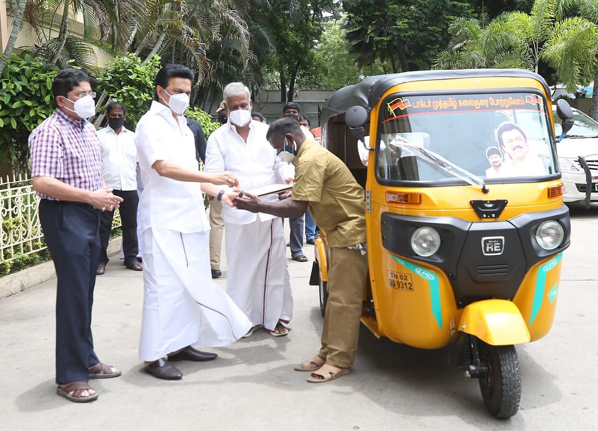“அதிகாரிகளால் பாதிக்கப்பட்டவருக்கு புதிய ஆட்டோ வழங்கிய தி.மு.க தலைவர்”- ஆட்டோ ஓட்டுநர் தாண்டமுத்து நன்றி!