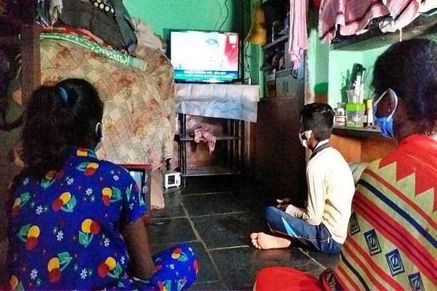 குழந்தைகளின் கல்விக்காக தாலியை அடகு வைத்து புதிய டி.வி வாங்கிய தாய்: ஆன்லைன் கல்வியால் அரங்கேறும் அவலம்!