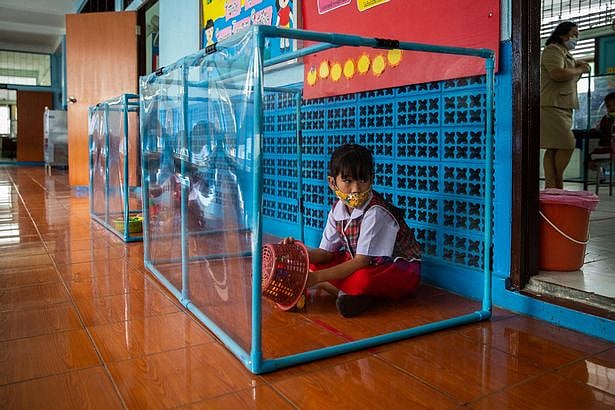 சமூக இடைவெளியை கடைபிடித்து செயல்படும் சிறார் பள்ளி - சமர்த்தாக படிக்கும் குழந்தைகள்!