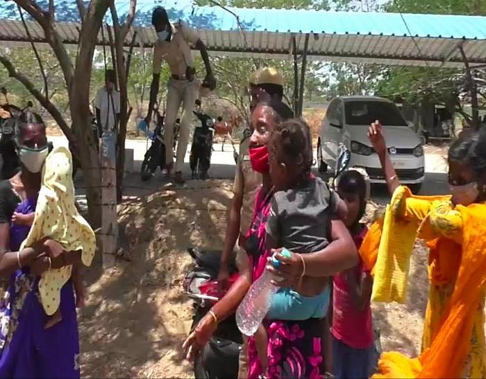 கந்து வட்டிக் கொடுமை : தூத்துக்குடி ஆட்சியர் அலுவலகம் முன்பு கைக்குழந்தைகளுடன் தற்கொலை முயற்சி!