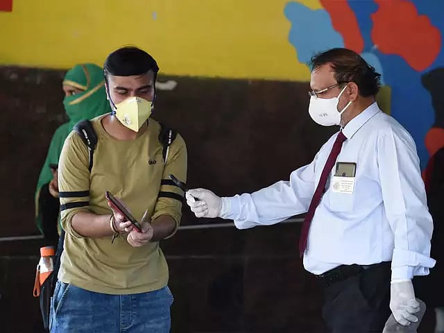 பரிசோதகராக வேடமிட்டு பயணிகளிடம் அபராதம்: ரயில்வேயில் வேலை வாங்கி தருவதாக ஏமாற்றிய போலி டி.டி.ஆர் கைது!