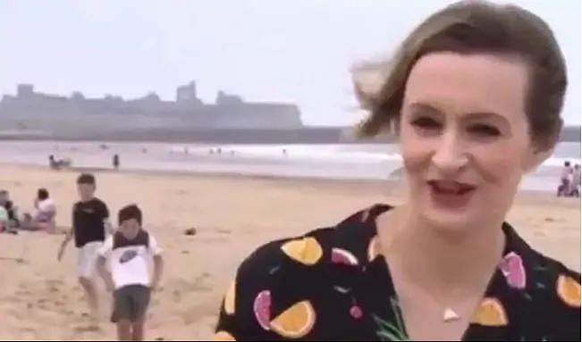 பிபிசி நிருபர் பேசும்போது கேமரா முன்பு விநோத நடனம் ஆடிய சிறுவன்! #ViralVideo