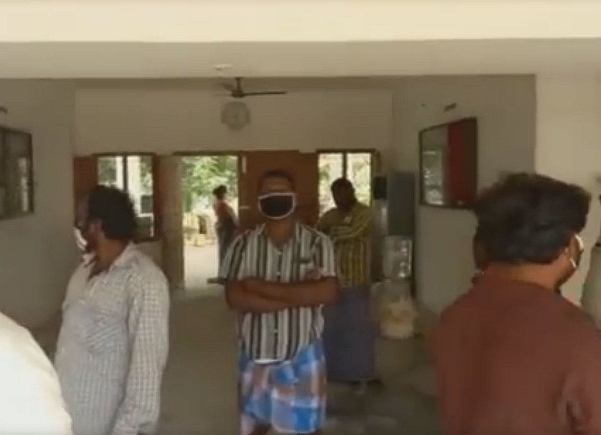 கொரோனா உற்பத்தி மையமாக மாறும் குவாரன்டைன் முகாம்: அப்படிதான் இருக்கும் என சுகாதார ஆய்வாளர் அலட்சிய பதில்!