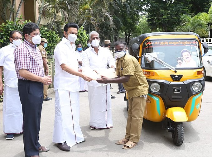 “அதிகாரிகளால் பாதிக்கப்பட்டவருக்கு புதிய ஆட்டோ வழங்கிய தி.மு.க தலைவர்”- ஆட்டோ ஓட்டுநர் தாண்டமுத்து நன்றி!