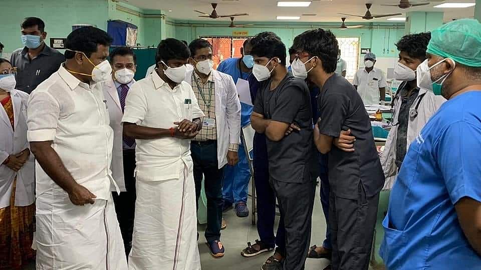 “மருத்துவர்களிடம் கொத்தடிமைத்தனத்தை பின்பற்றும் அமைச்சர் விஜயபாஸ்கர்” : கொந்தளிக்கும் ஊழியர்கள் !