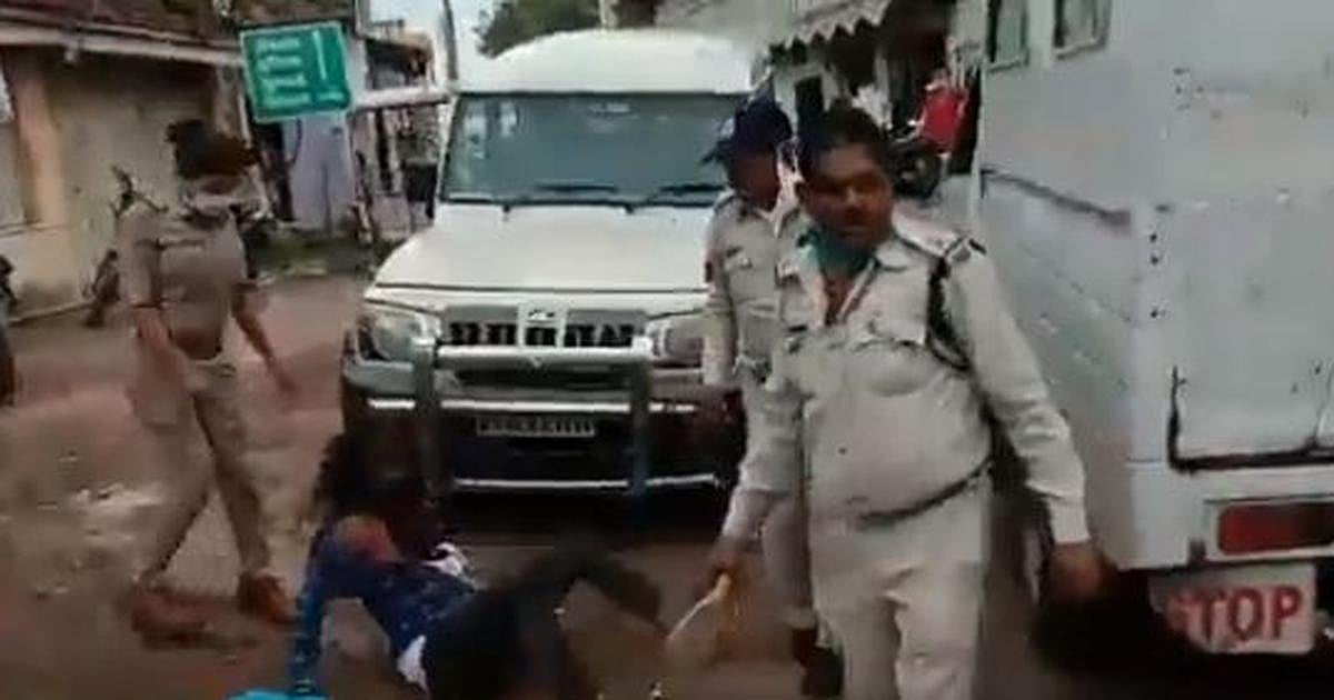 லஞ்சம் தர மறுத்ததால் ஆத்திரம்: சீக்கியரின் முடியை பிடித்து ரோட்டில் தர தரவென இழுத்துச் சென்ற ம.பி போலிஸ்!