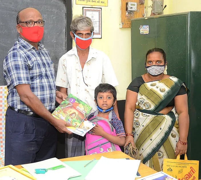 “அரசுப் பள்ளியில் சேரும் மாணவர்களுக்கு ஸ்மார்ட் போன் பரிசு” : விருதுநகர் தலைமை ஆசிரியரின் புதிய முயற்சி!