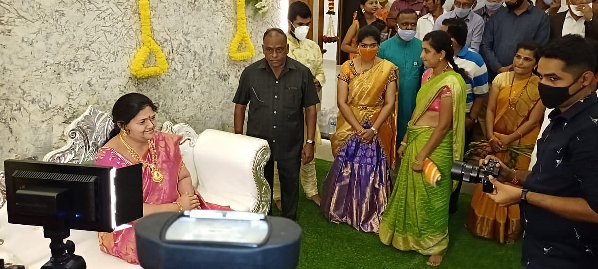 மறைந்த மனைவியின் மெழுகுச் சிலையை புது வீட்டில் வைத்து அனைவரையும் நெகிழ்ச்சியில் ஆழ்த்திய தொழிலதிபர்!